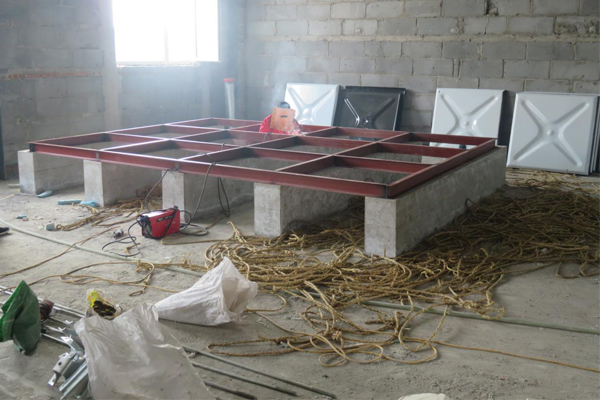 不銹鋼水箱在安裝時用不用槽鋼底座？